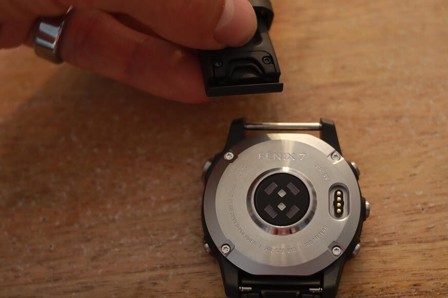 Man sieht das Wechselarmband der Garmin Fenix 7. 